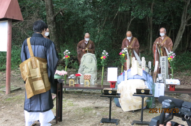 法要を執り行う篠原仏教会の僧侶ら